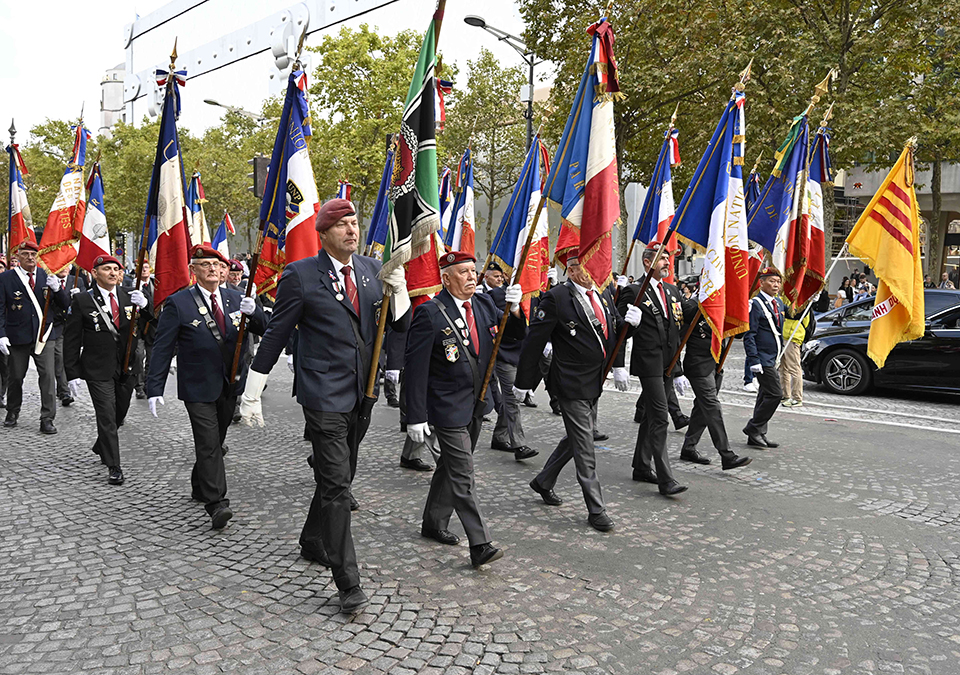Marsch über die Champs-Elysées zum Triumpfbogen