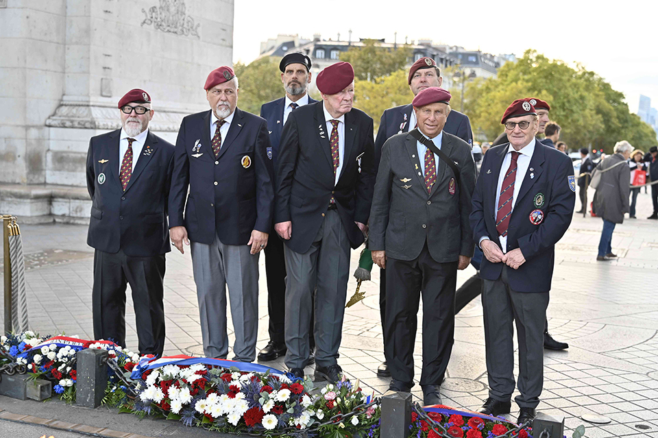 Am Grab des unbekannten Soldaten unter dem Arc de Triomphe Am Grab des unbekannten Soldaten unter dem Arc de Triomphe