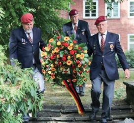 Kranzniederlegung am Ehrenmal Immelmannkaserne